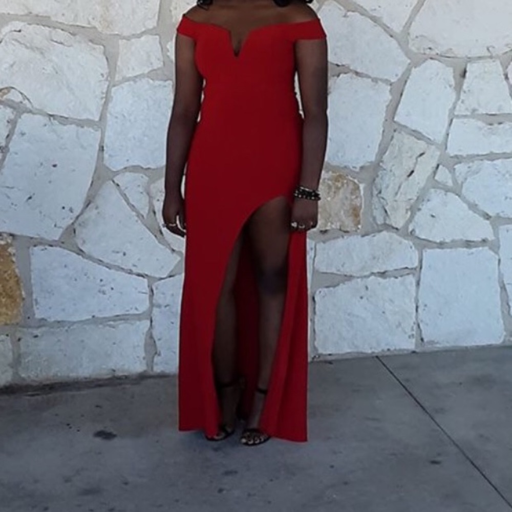 Red Prom/Formal Dress - Picture 2 of 4
